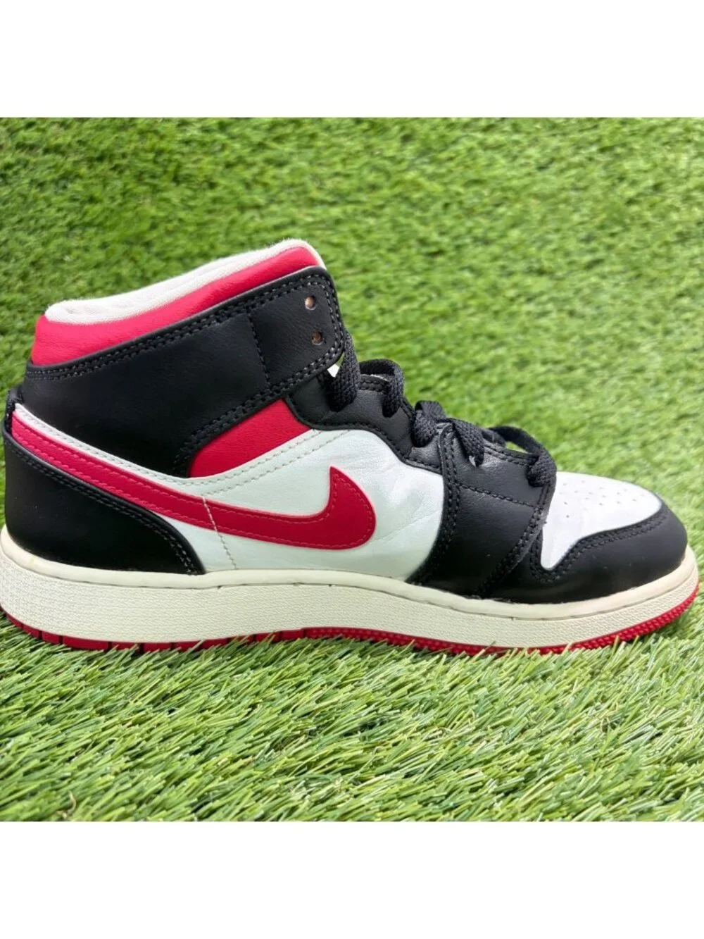 Nike Air Jordan 1 Mid Very Berry Boys Size 6.5Y Black Basketball Shoes Sneakers